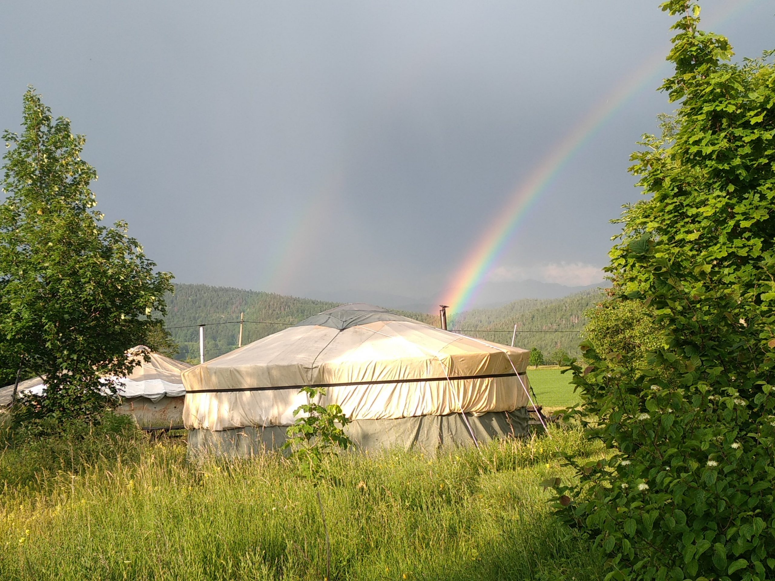 Ecohutte et arc-en-ciel
