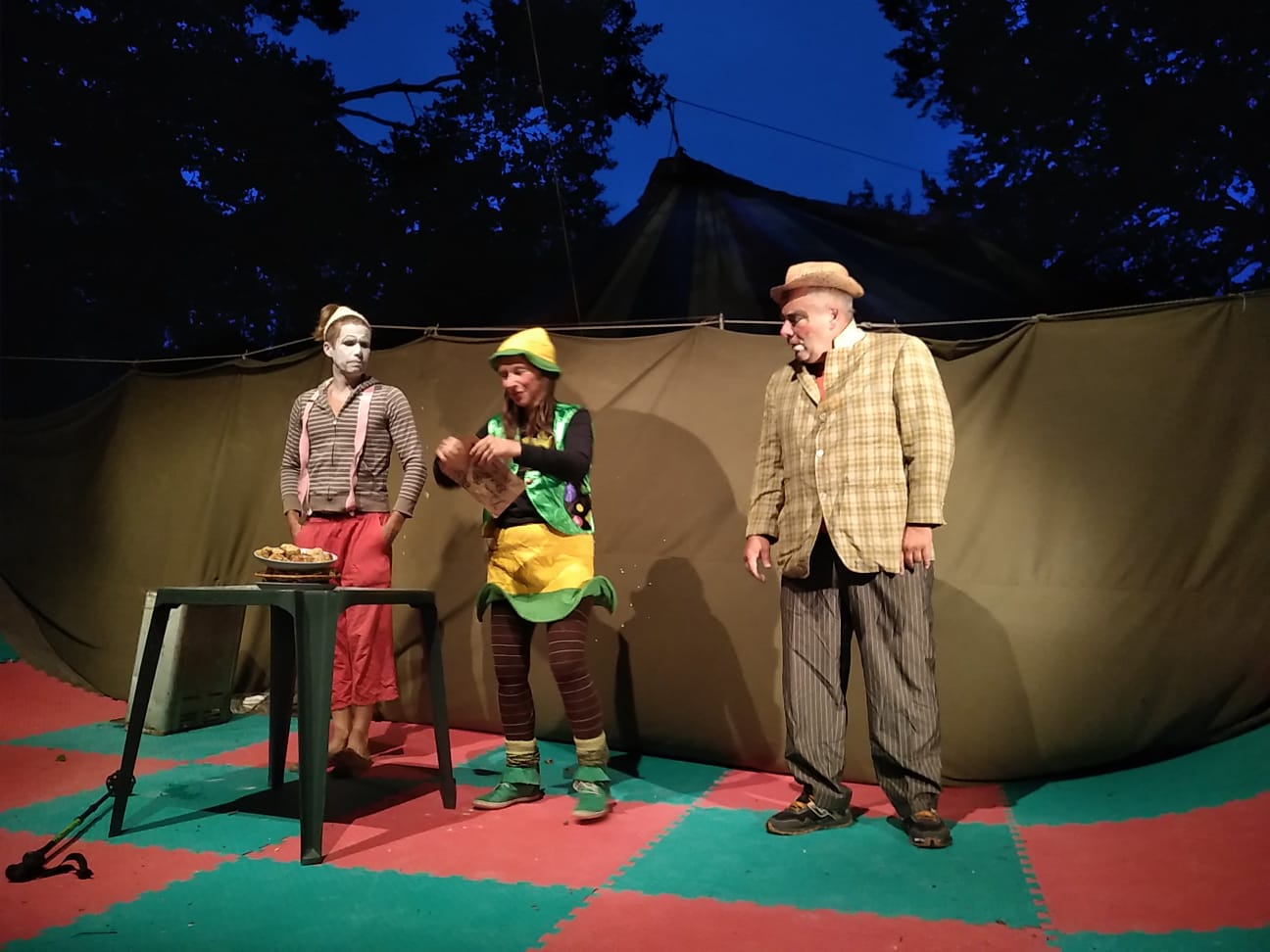 Spectacle clownesque sur la consommation locale